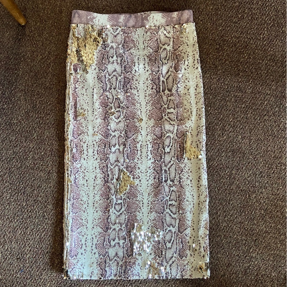LE Superbe Pencil Skirt In Snakeskin Design And Gold Sequins. C’est Magnifique!
